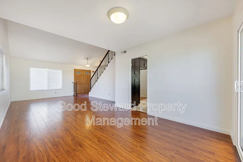 4 bed, 2.0 bath, 2050 sqft, $4,100 — Photo 4