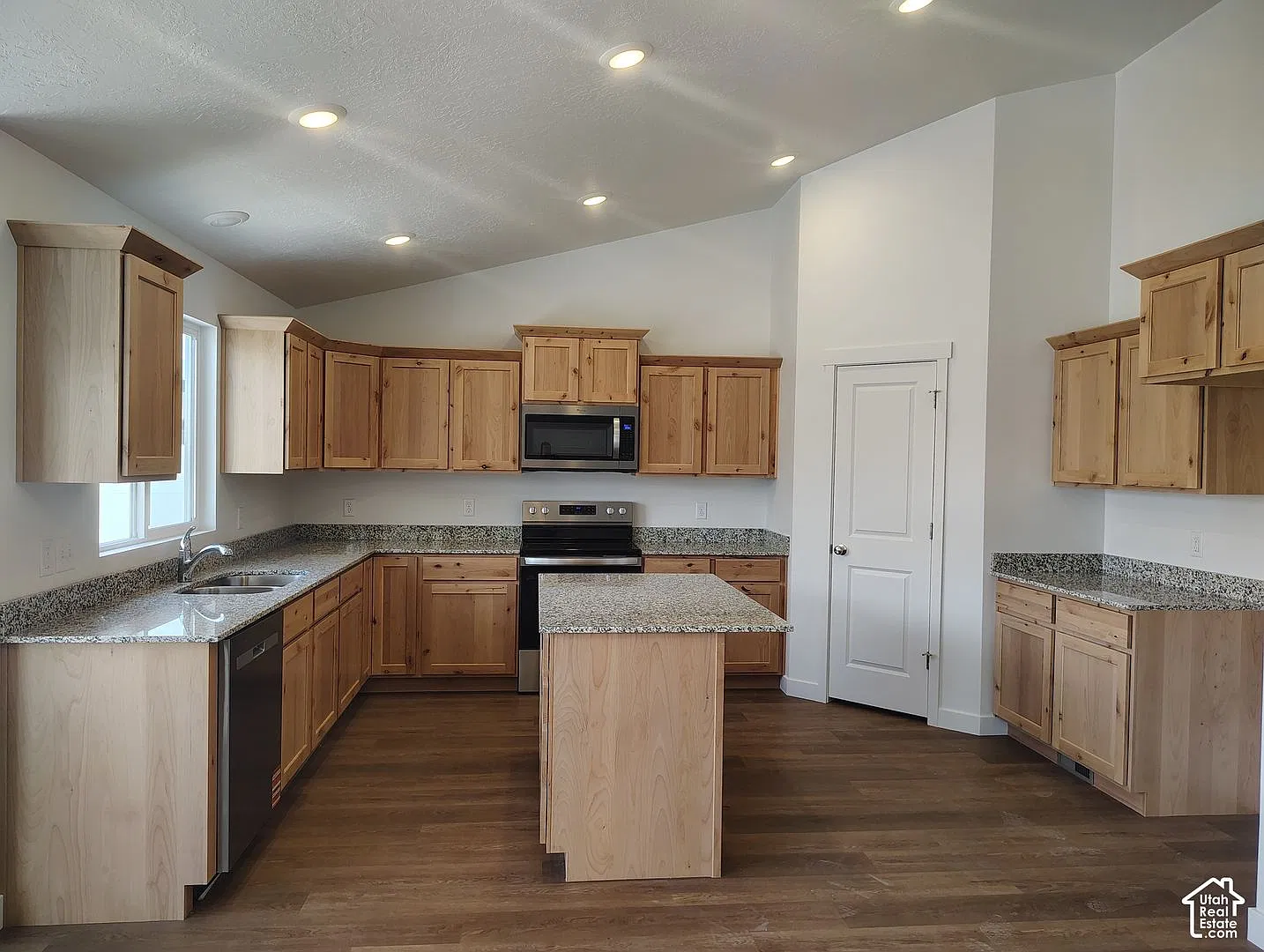 Brand-New 2026: 3BR/2BA with Vaulted Ceilings, Granite Countertops & Fully Fenced Yard! — Photo 2
