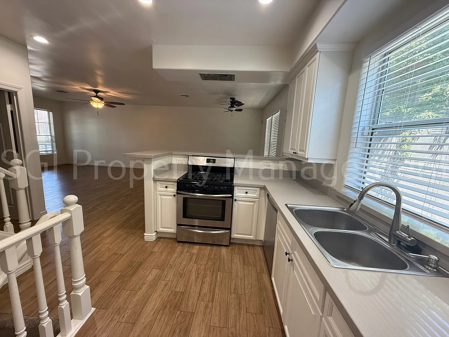 Gorgeous 5 Bedroom Tempe Rental Home Ready For Move In! — Photo 4