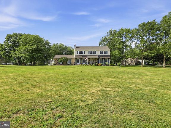 2nd image of 7 Pebble Ridge Rd