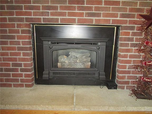 GAS FIREPLACE IN FAMILY ROOM