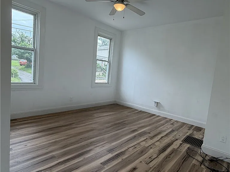 467 Reno St — Photo 2