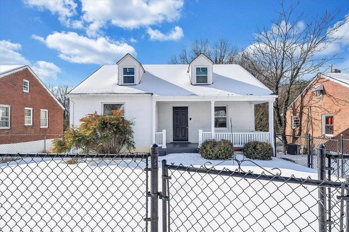 1036 Hunt Ave NW photo 1