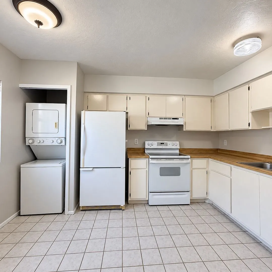 Second Floor End Unit with Resort-Style Amenities Great Location! — Photo 4