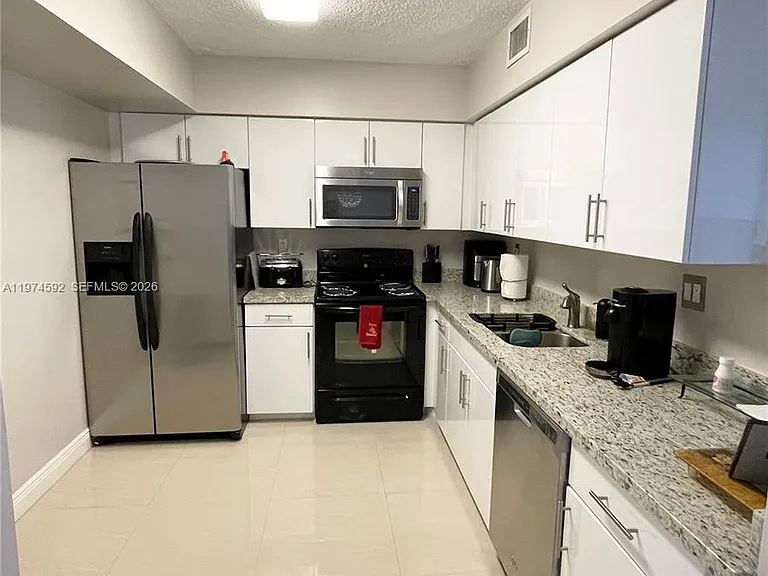 3600 Mystic Pointe Dr #610 — Photo 3