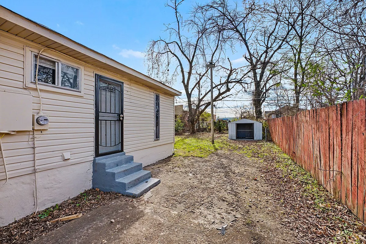 Building Photo - 543 E Gage Ave