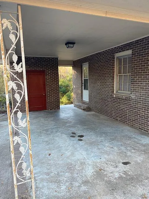 3 bed, 1.0 bath, 945 sqft, $1,025 — Photo 2