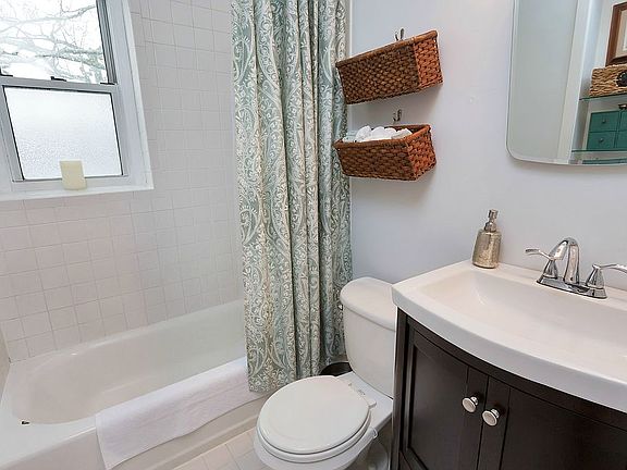 3rd image of 124 Woodside Grn APT 3B