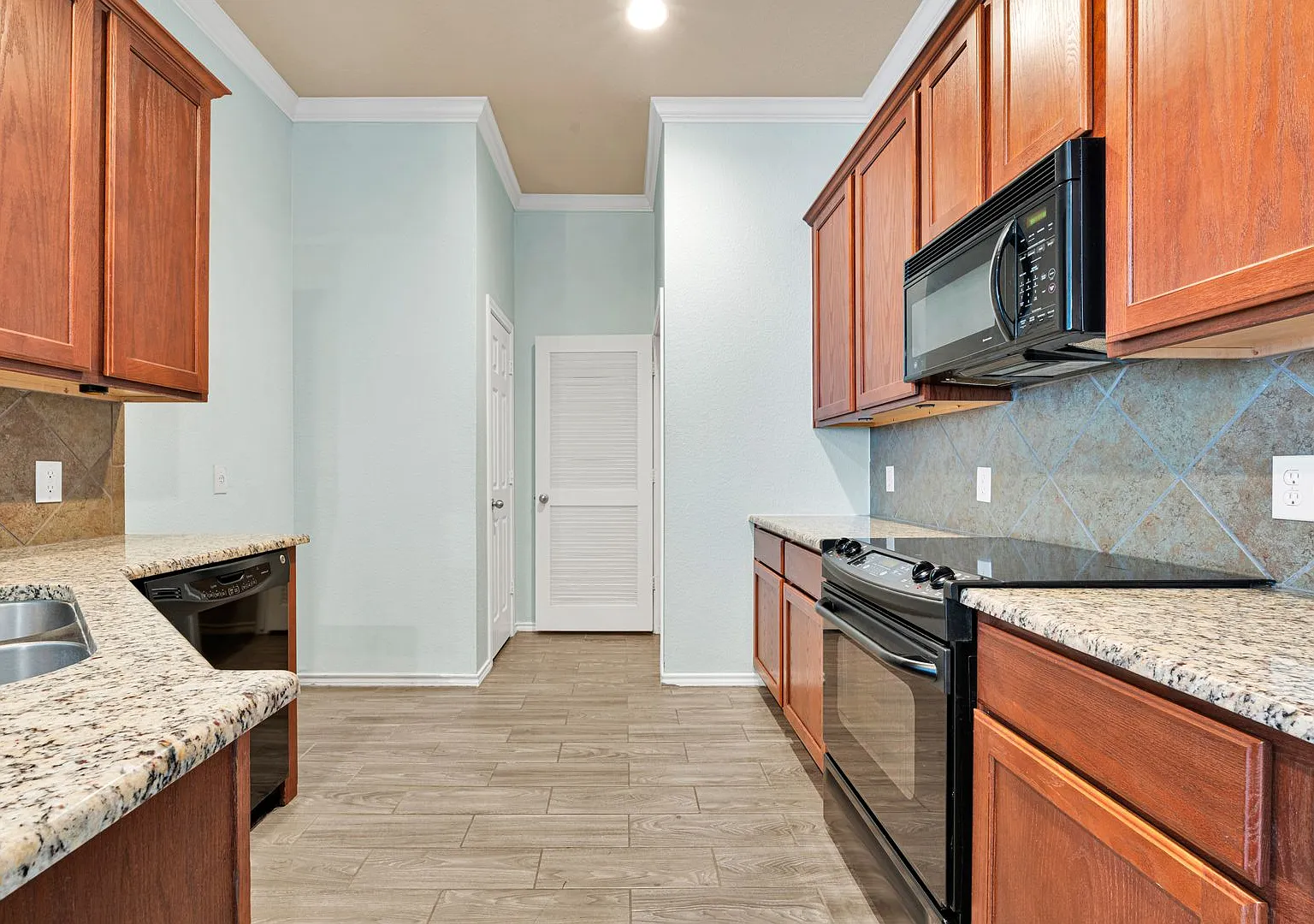Beautiful 3 bedroom townhome available for rent for ASAP move in Medical Center Area — Photo 4