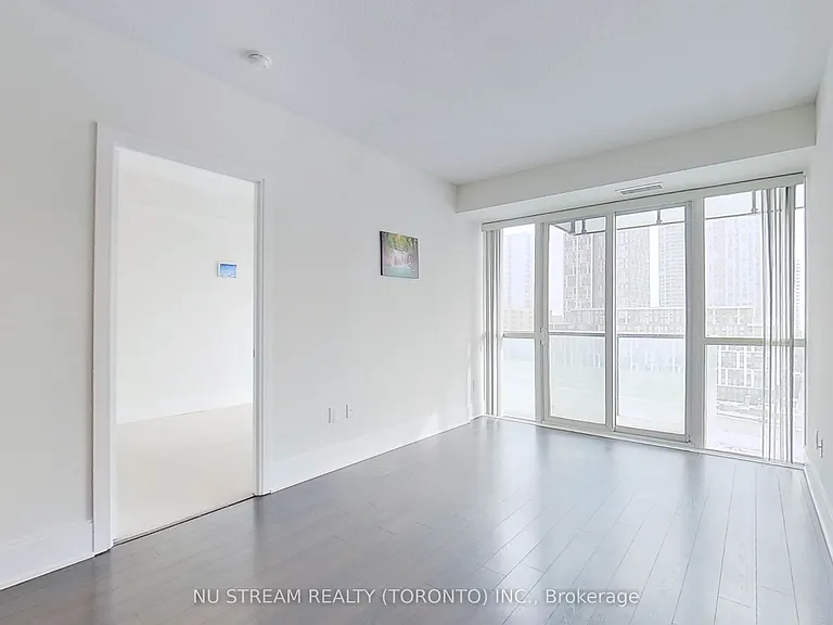 560 Front St W #829 — Photo 21