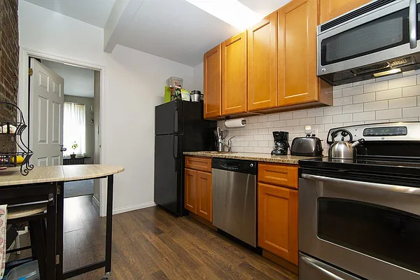 Rented by Avi Nash Associates | media 17