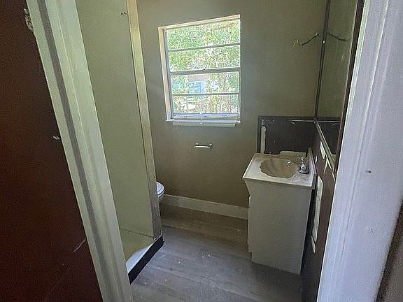5th image of 113 Laura Ave