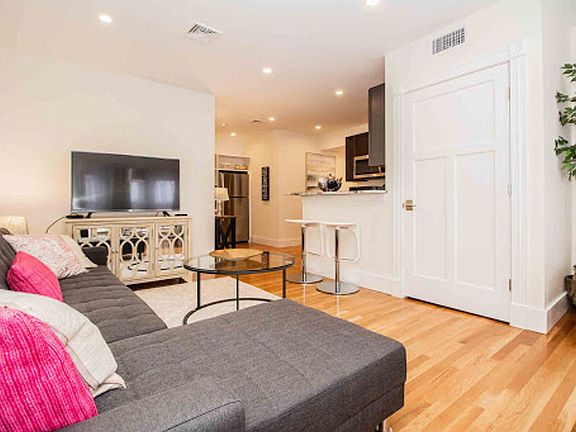 4th image of 18 Chiswick Rd #3