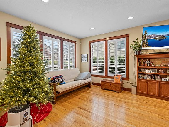 5th image of 69 Greenmoor Dr