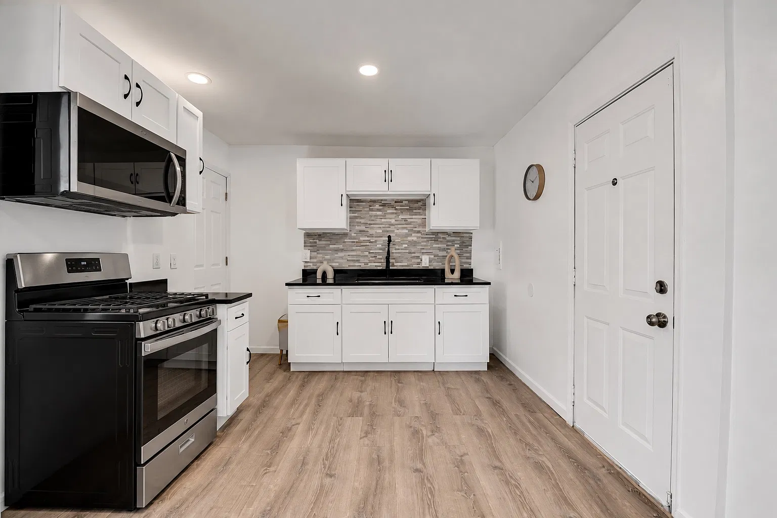 3 bed, 962 sqft, $1,498 — Photo 2