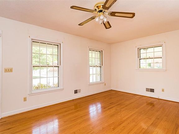 5th image of 2105 Holland Ave