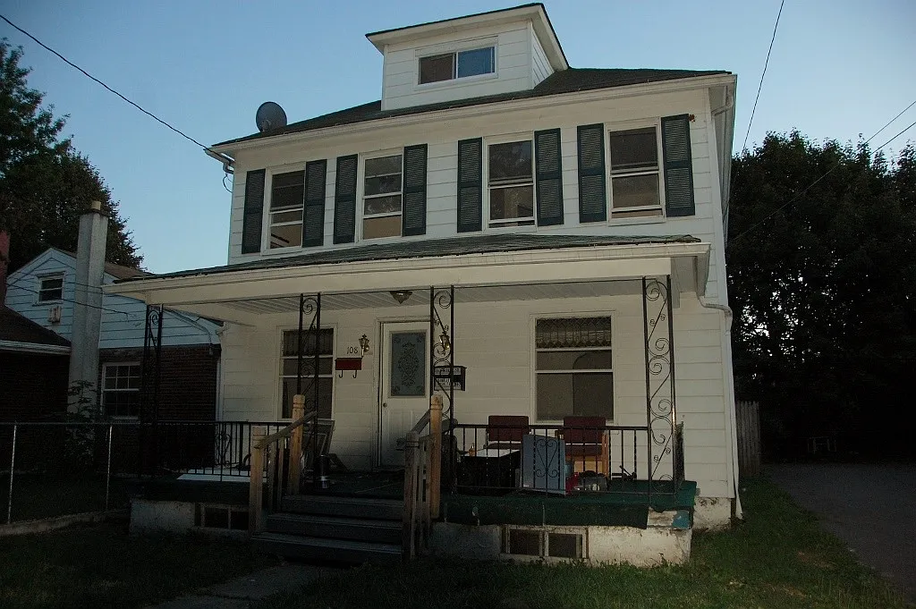 108 New Alexander St photo 1