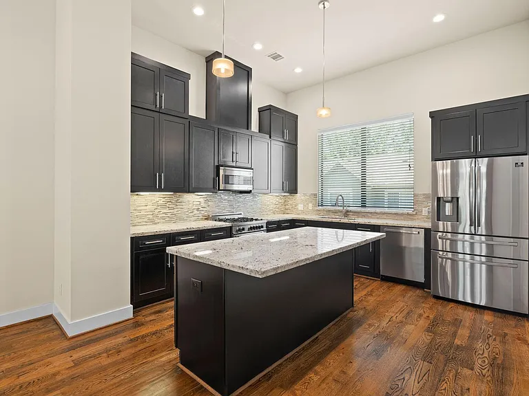 1212 W Dallas St — Photo 3