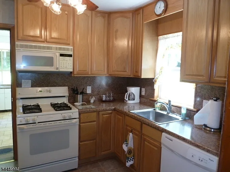 860 Burnt Meadow Rd — Photo 8