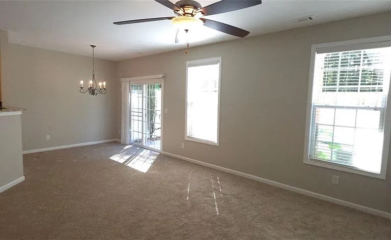 1122 Treymont Ln — Photo 3