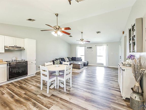 4th image of 102 Katelyn St