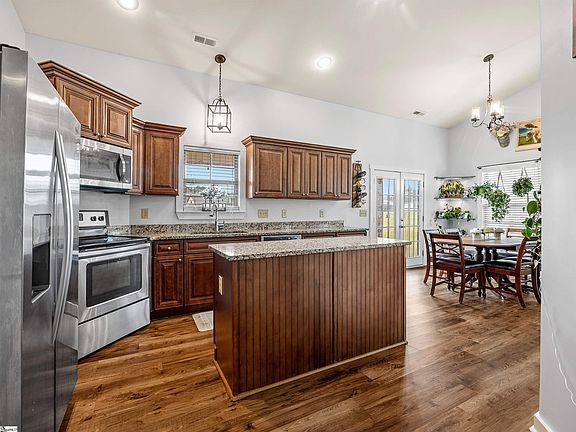 4th image of 136 Manor House Ln