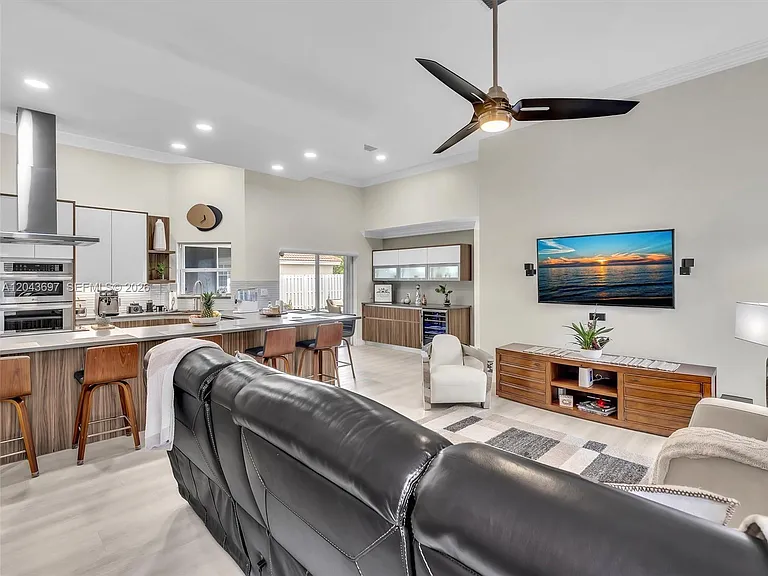 639 Verona Pl — Photo 43