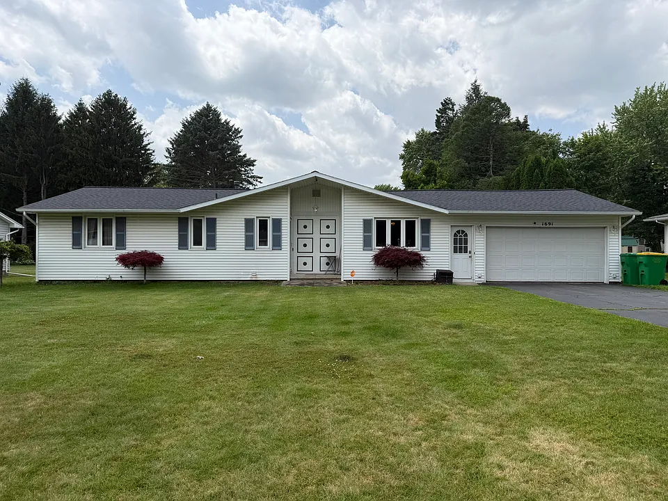 1691 Qualtrough Rd