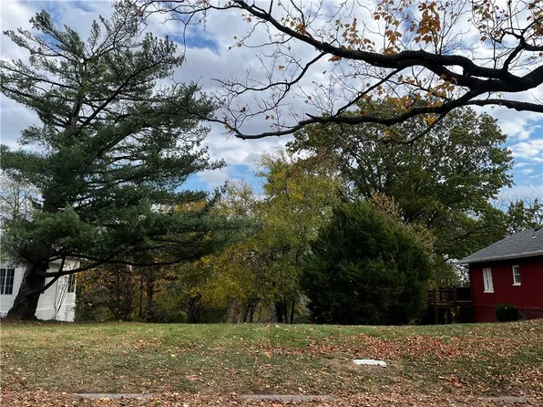 N Ridge Ave, Liberty, MO 64068