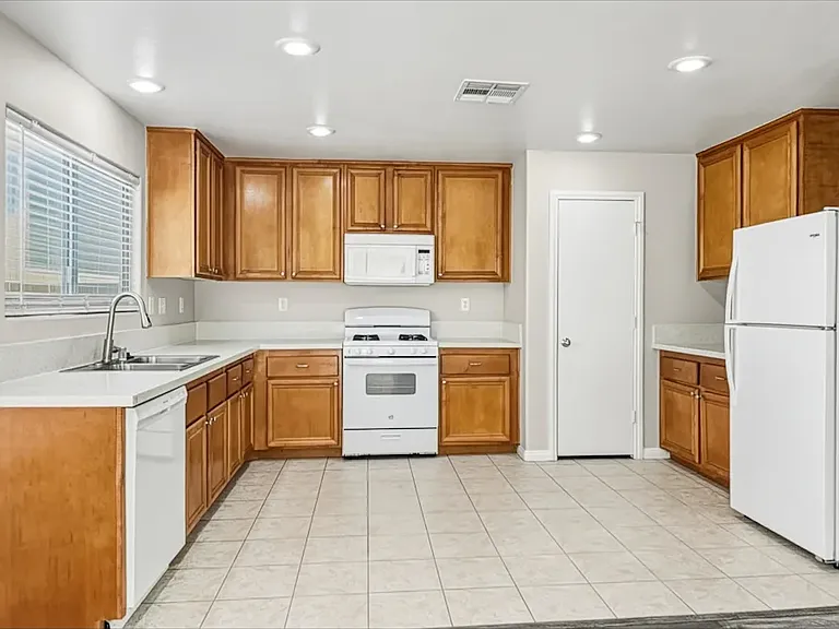 7308 Ribbon Ridge Ave — Photo 2