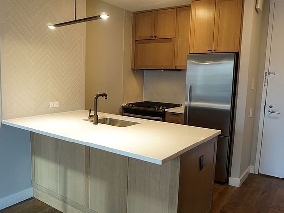 4th image of 560 W 43rd St APT 10A