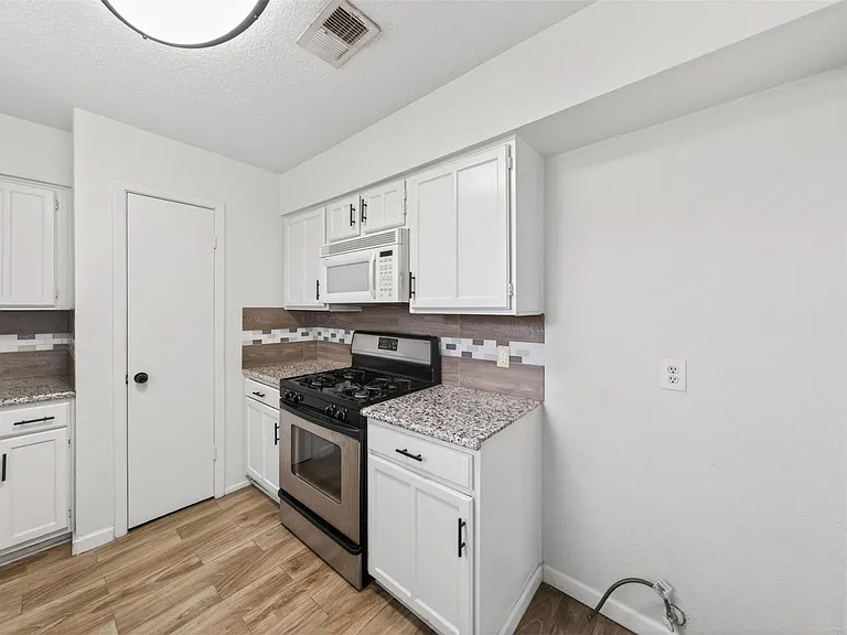 17002 Dew Drop Ln — Photo 8