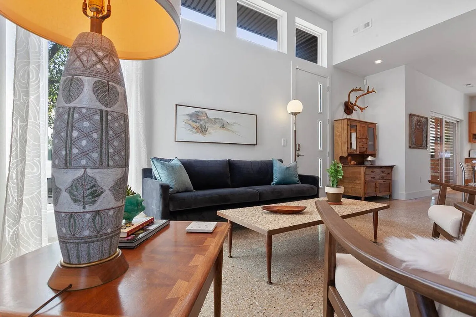 3 bed, 3.0 bath, 1689 sqft, $6,637 — Photo 3