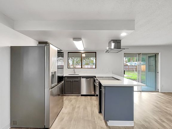 5th image of 190 SE 32nd Ave #2