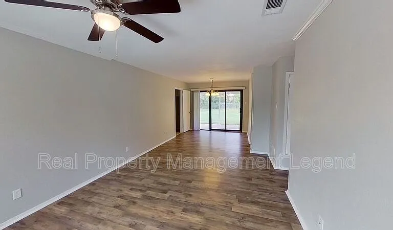 717 E Martin Ln — Photo 4