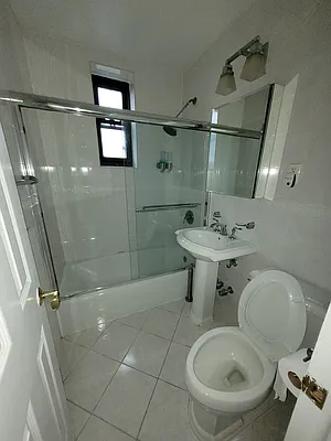 Rented by Halvatzis Realty | media 29