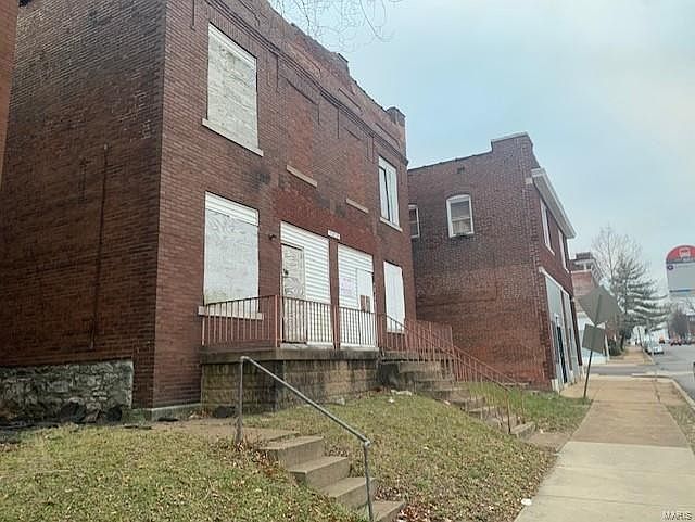 2nd image of 3148 Chippewa St