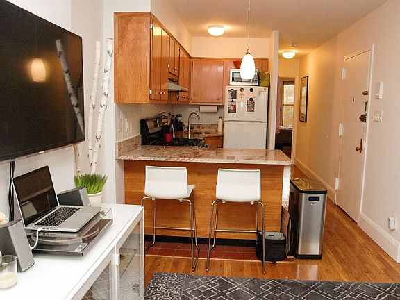 2nd image of 479 1/2 Pacific St #3