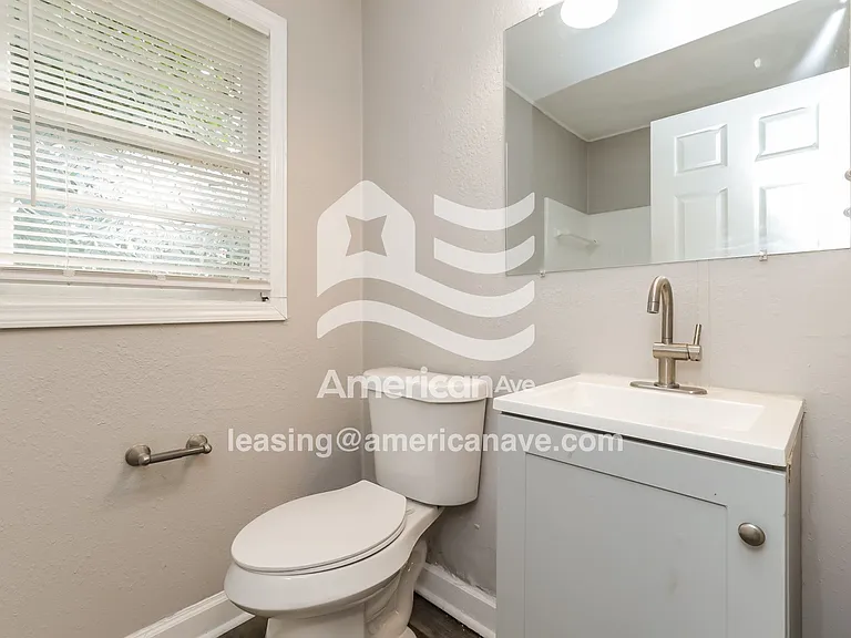 1896582_010_main_bathroom_11.jpg