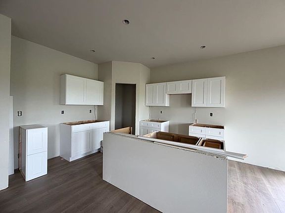 4th image of 100 Kinsey St