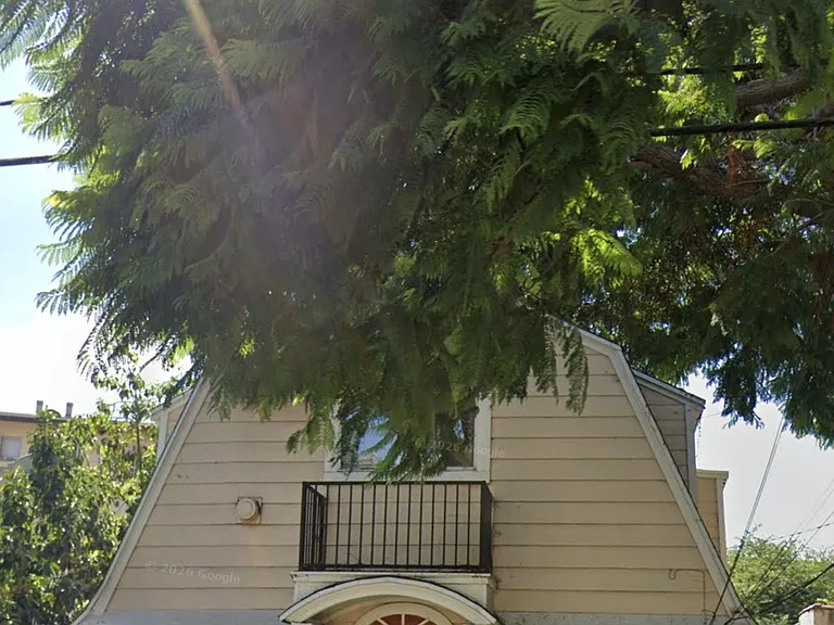 Re-unit building. Unit for rent is in the back.