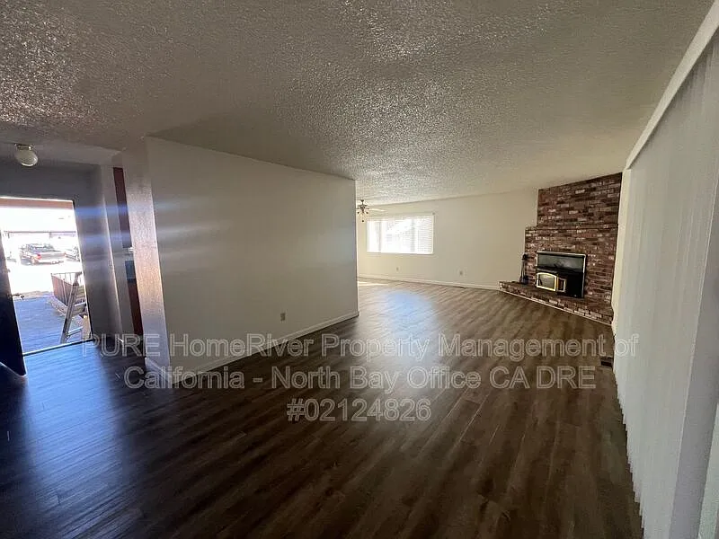 3 bed, 2.0 bath, 1384 sqft, $2,475 — Photo 2