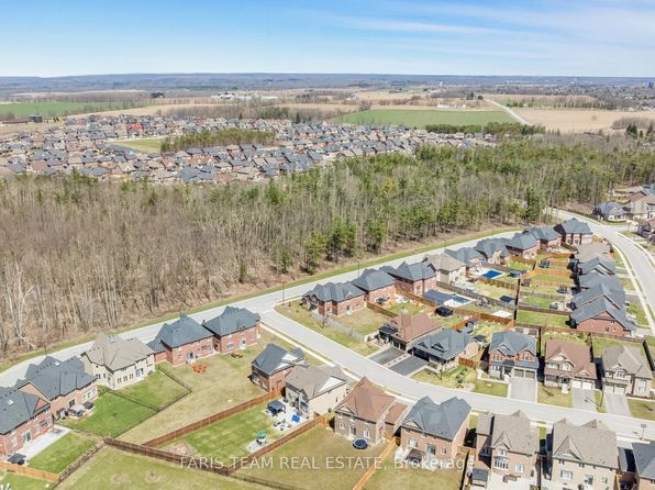 19 McIsaac Dr, Springwater, ON L9X 2A2