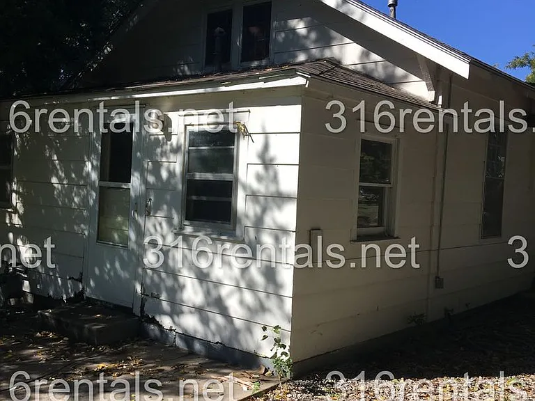 317 SW 3rd St — Photo 1