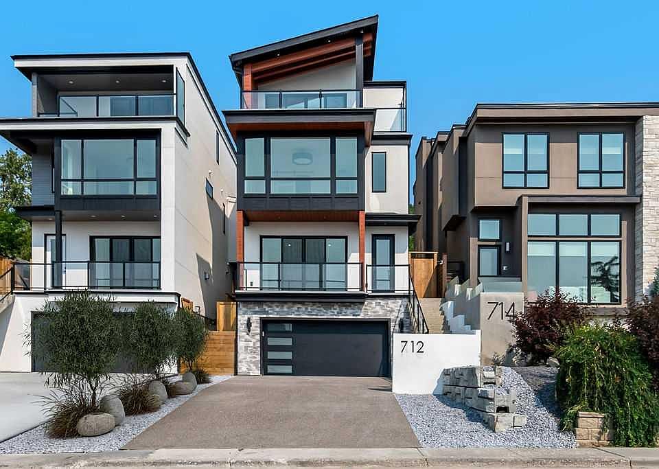 1st image of 712 S Bridge Cres NE