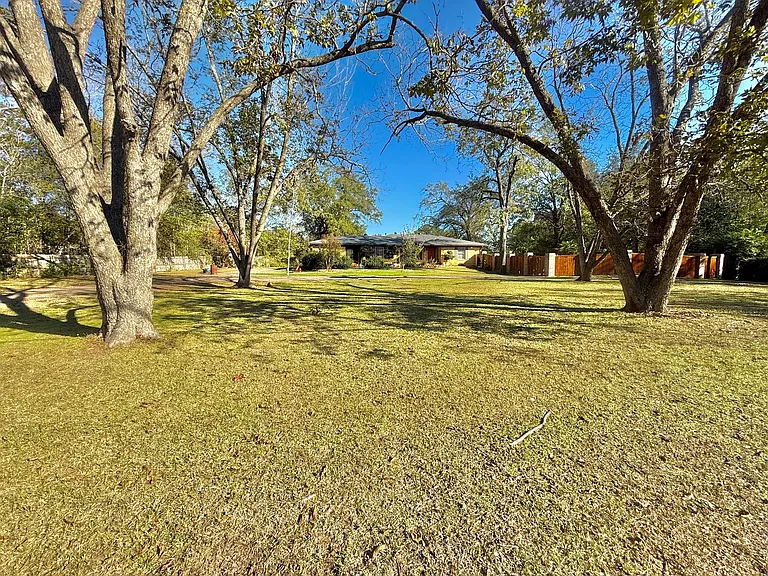 2008 Longview Dr — Photo 2
