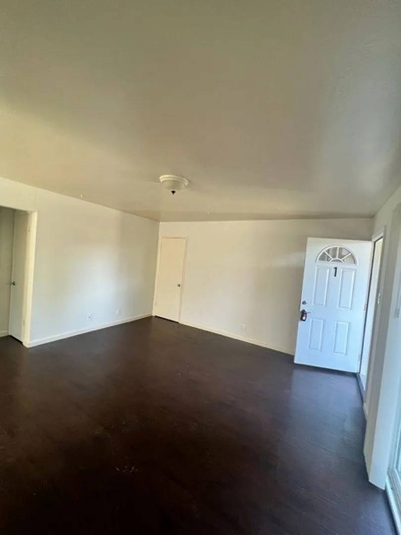 425 - 991-997 Ravenscourt Ave — Photo 1