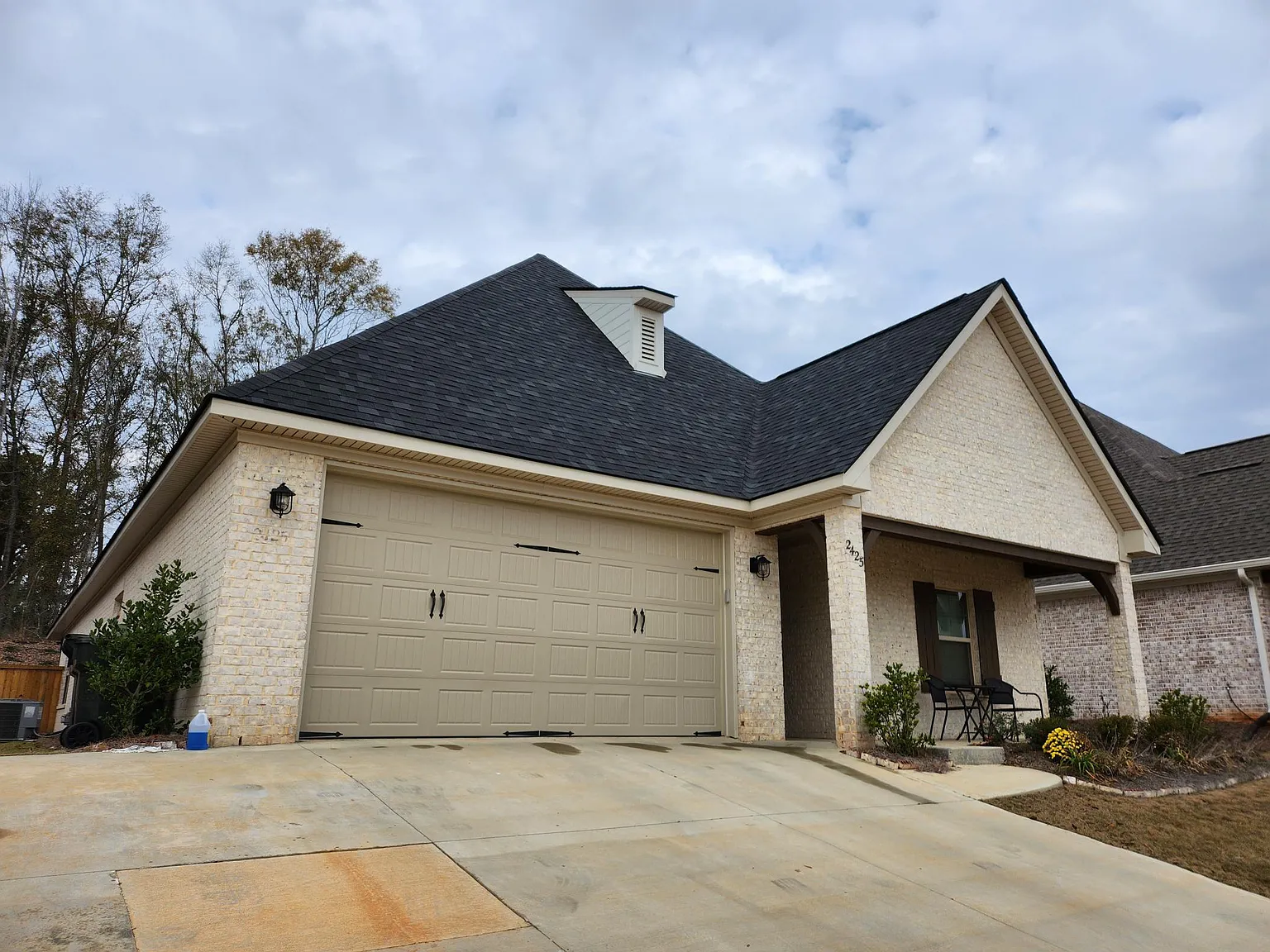 3 bed, 2.5 bath, 2335 sqft, $2,390 — Photo 2
