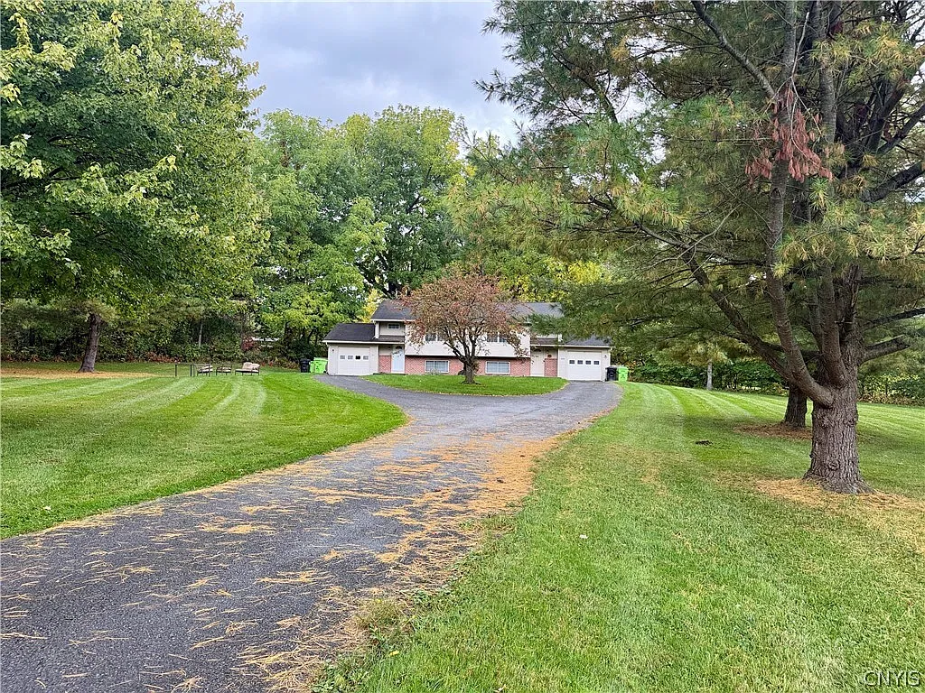 2 bed, 1.0 bath, 2498 sqft, $1,700 — Photo 2