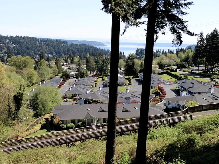 Harbor View East Apartments — Photo 3
